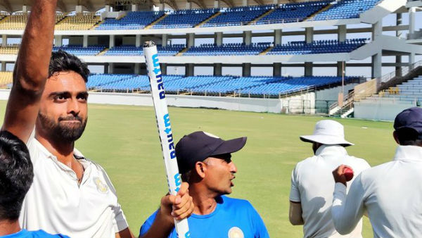 அசத்தல் பந்துவீச்சு 