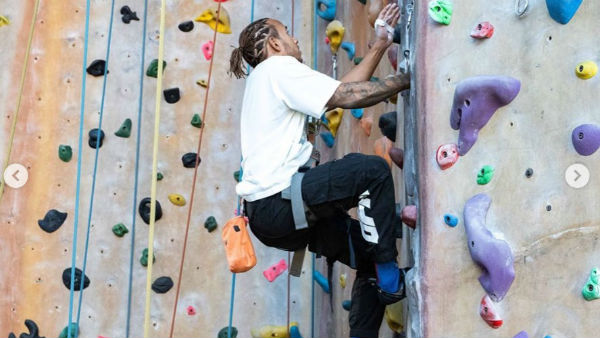 படம் பார்க்கும் பிரேசிலின் நெய்மார் 