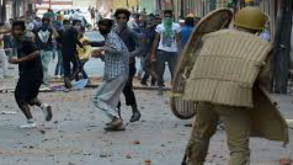 கல் வீச்சு தாக்குதல் கல் வீச்சு தாக்குதல்