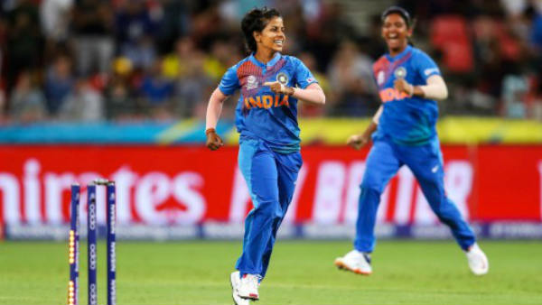 முதல் போட்டியில் 4 விக்கெட்டுகள் முதல் போட்டியில் 4 விக்கெட்டுகள்