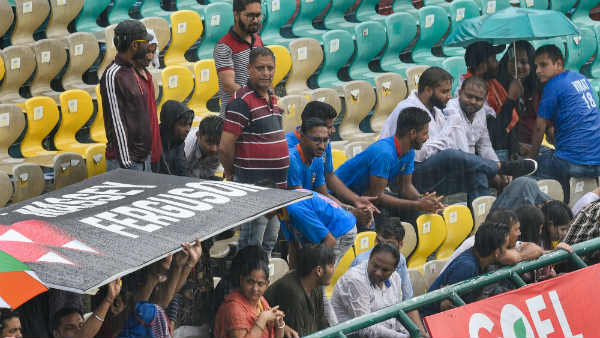 ஆயிரக்கணக்கான ரசிகர்கள்