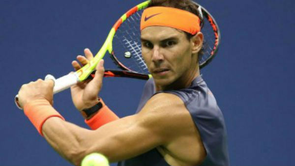 கால்பந்து வீரரர்கள் இணைந்து 