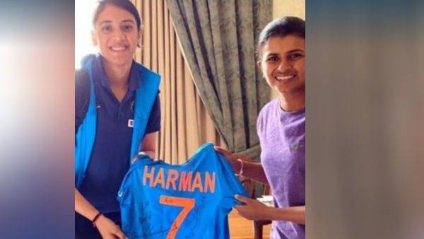 இந்திய அணியின் ஜெர்சி பரிசு 