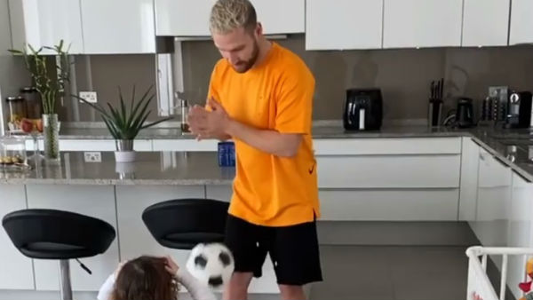 வீட்டுக்குள் குழந்தைகளுடன் விளையாட்டு 