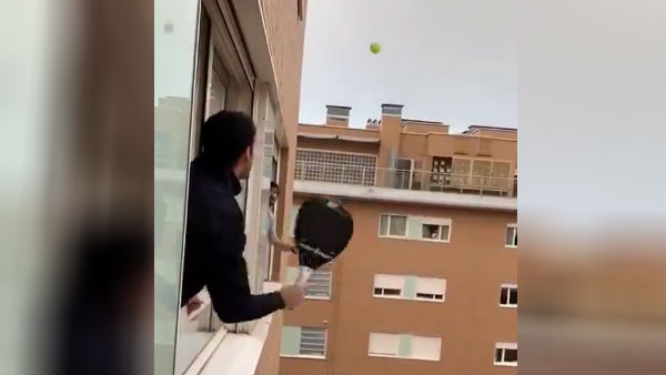 பால்கனியில் நின்று பாடுகிறார்கள் 