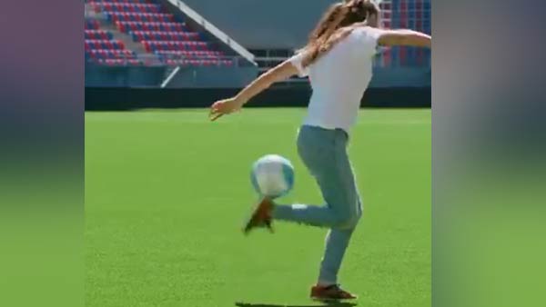 வித்தை காட்டும் பெண் 