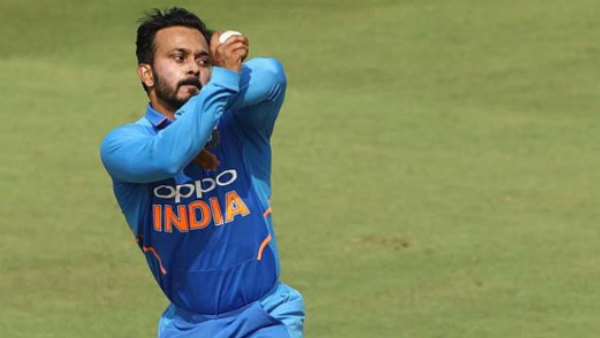 இரண்டு விக்கெட்கள் எடுத்தார்