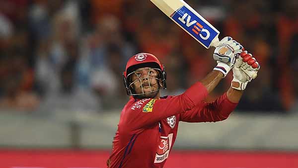 சிக்ஸ் அடித்த மயங்க் 