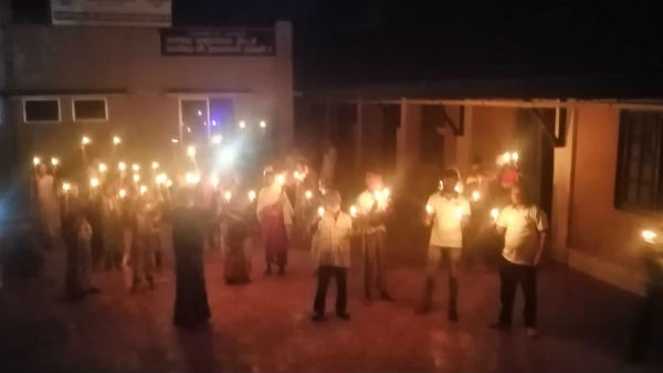 பட்டாசுகள் கொளுத்தி ஆரவாரம் 