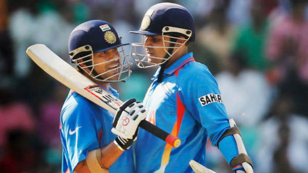 அசையாமல் அமர்ந்தனர்