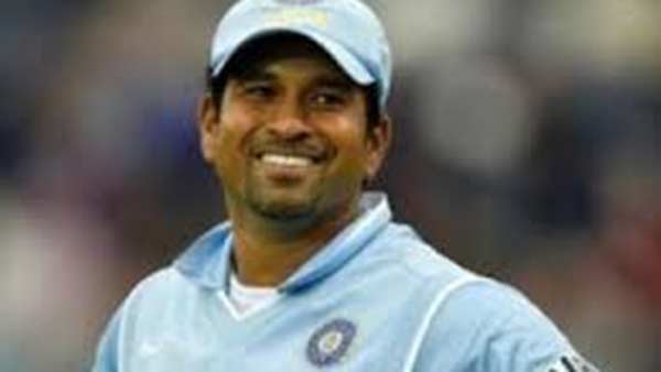 பள்ளிக்கூட போட்டி போல ஆடினார் 