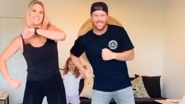 மனைவியுடன் வார்னர் ஆட்டம் 