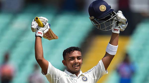 மைதானத்திற்கு உள்ளேயும் வெளியேயும் 