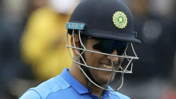 பீல்டிங் செய்த தோனி