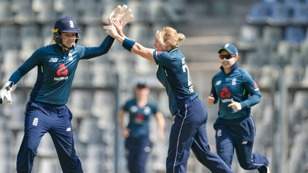 வீராங்கனைகளுக்கு பயிற்சி 