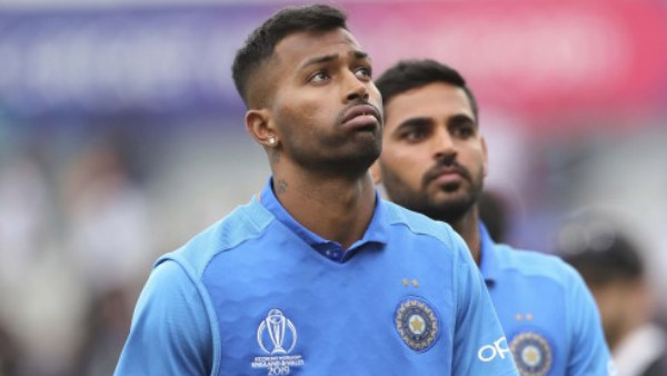 வலியில் துடித்து கீழே விழுந்தார்