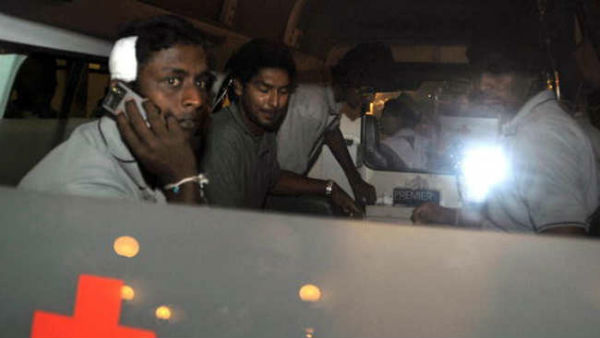 பேருந்தின் அடியில் படுத்து தப்பினோம் 