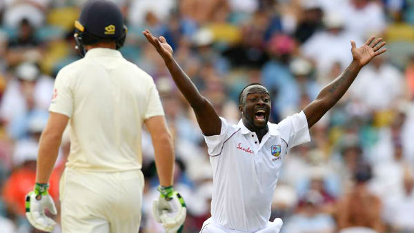 அசத்தல் பந்துவீச்சு