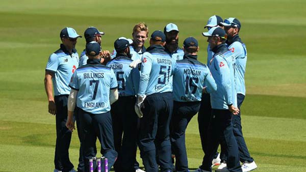 கர்ட்டிஸ் கேம்பர் அரைசதம்