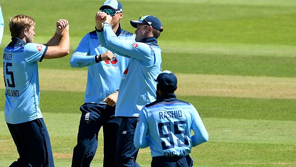 விக்கெட் வீழ்ச்சி