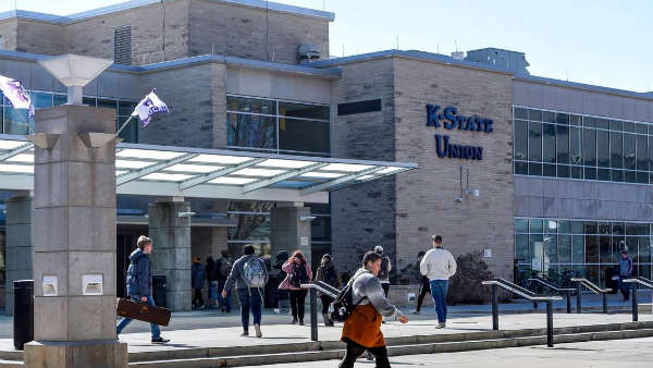 களத்தில் மற்றொரு இந்திய மாணவர் 