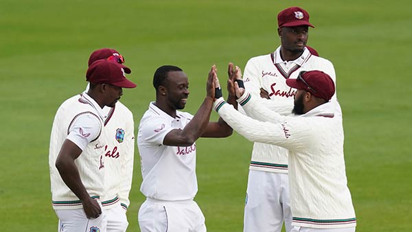 வெ.இண்டீஸ் முன்னிலை 