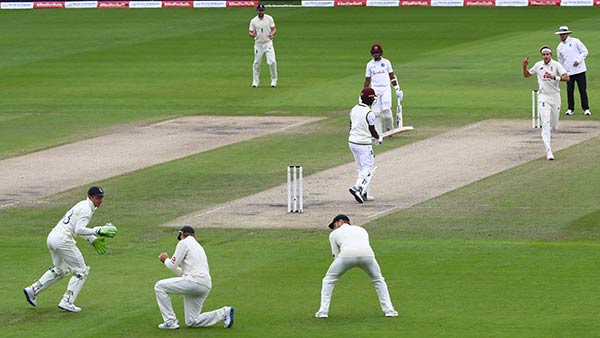 ஒரு ஓவரில் 6 சிக்ஸ் அடித்து சாதனை 