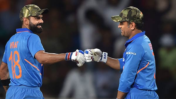 லவ் உள்ளிட்ட எமோஜிகள் 