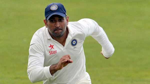 பேருந்தை ஓட்டிய தோனி 