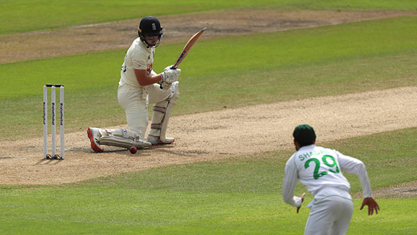 முதல் போட்டியில் இங்கிலாந்து வெற்றி 