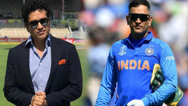 தோனியை கைகாட்டிய சச்சின் 