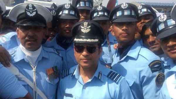 இந்திய விமானப்படையின் குரூப் கேப்டன் 