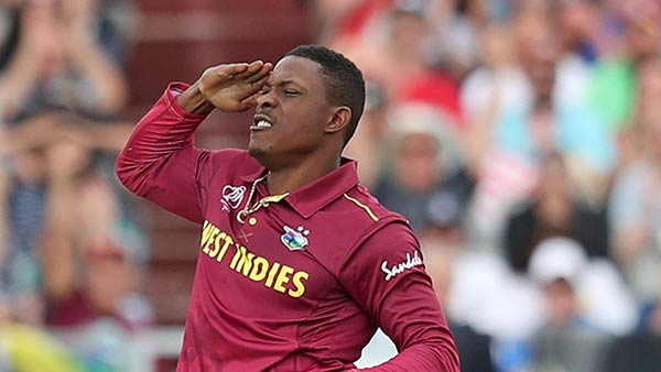 அணி வீரர் ஷெல்டன் காட்ரெல் 