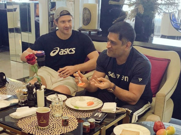 தோனி புன்னகை தோனி புன்னகை