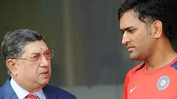 தோனி இருக்கிறார்