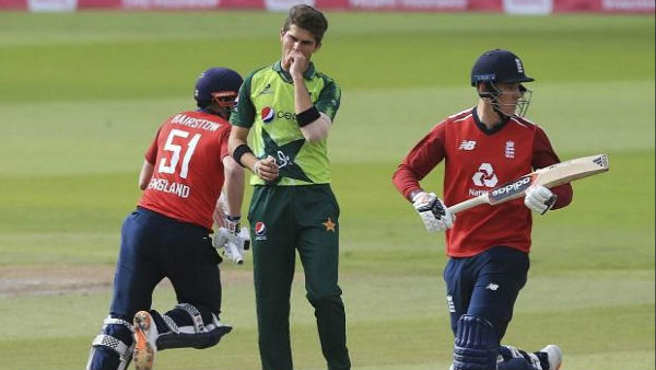 2 பந்துகளில் 2 சிக்ஸ்