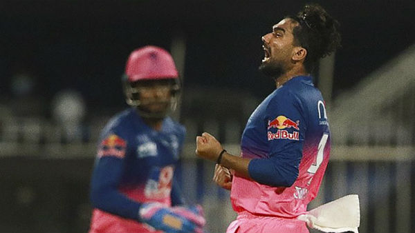 சிக்ஸர் பறக்க விட்டார் 