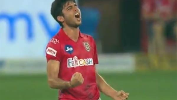 ஸ்விங் செய்தார் 