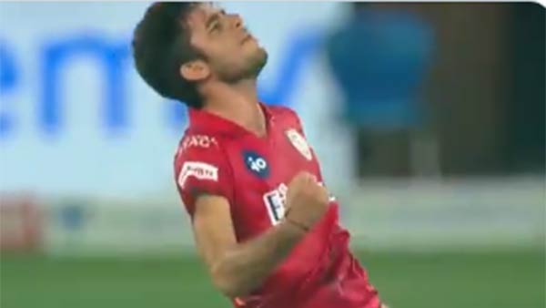 விக்கெட் எடுத்தார் 