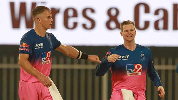 காதை மூடிக்கொண்டார் காதை மூடிக்கொண்டார்