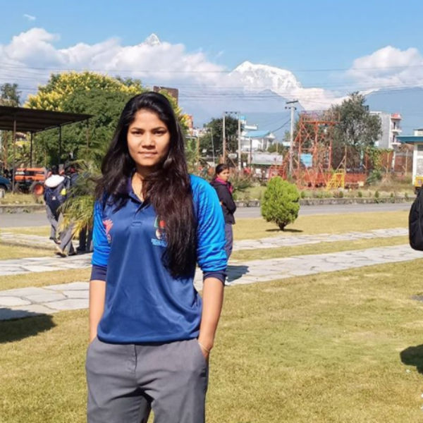 பாரம்பரிய உடையுடன் போஸ் 