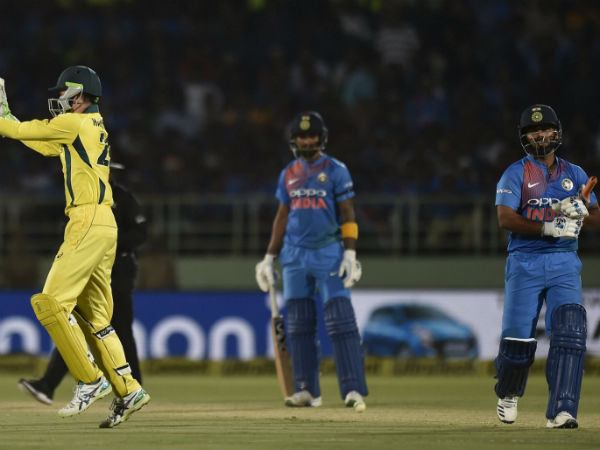 தோனி போல ஆட முயற்சி தோனி போல ஆட முயற்சி