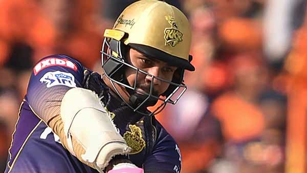 இரு வீரர்கள் நீக்கம்