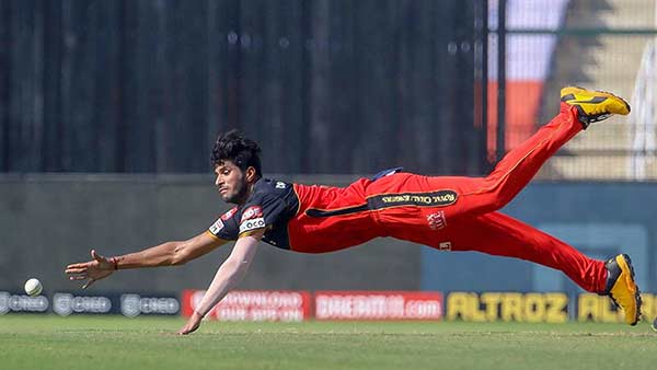 5 விக்கெட்டுகளை வீழ்த்திய சுந்தர் 