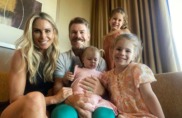 குடும்பத்தினருடன் இணைந்த வார்னர் 