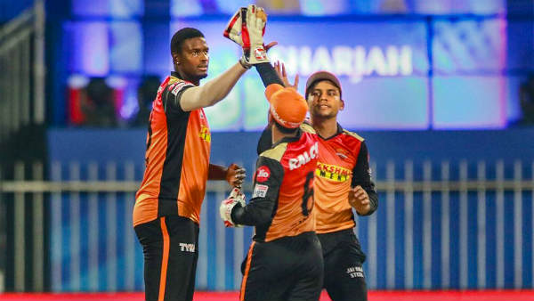 அபார பந்துவீச்சு