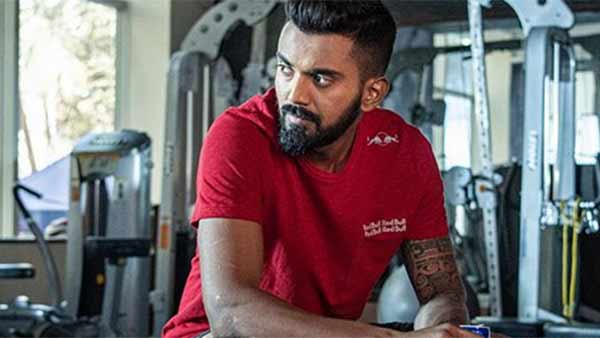 ஜோடி ஜோடியாக வந்த வீரர்கள்