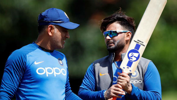 தோனி போல ஆடுகிறார்