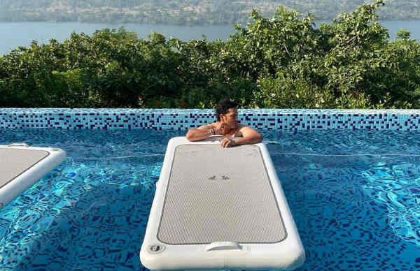 Sachin Tendulkar enjoys Monday Blues With A Chilled-Out Session By The Pool Sachin Tendulkar enjoys Monday Blues With A Chilled-Out Session By The Pool