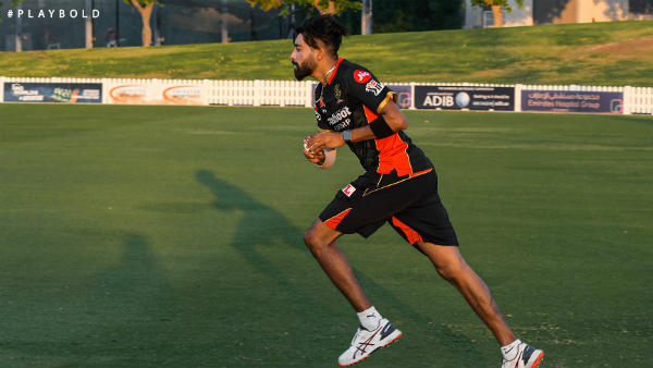 ஆறுதல் அளிக்கும் சக வீரர்கள் 